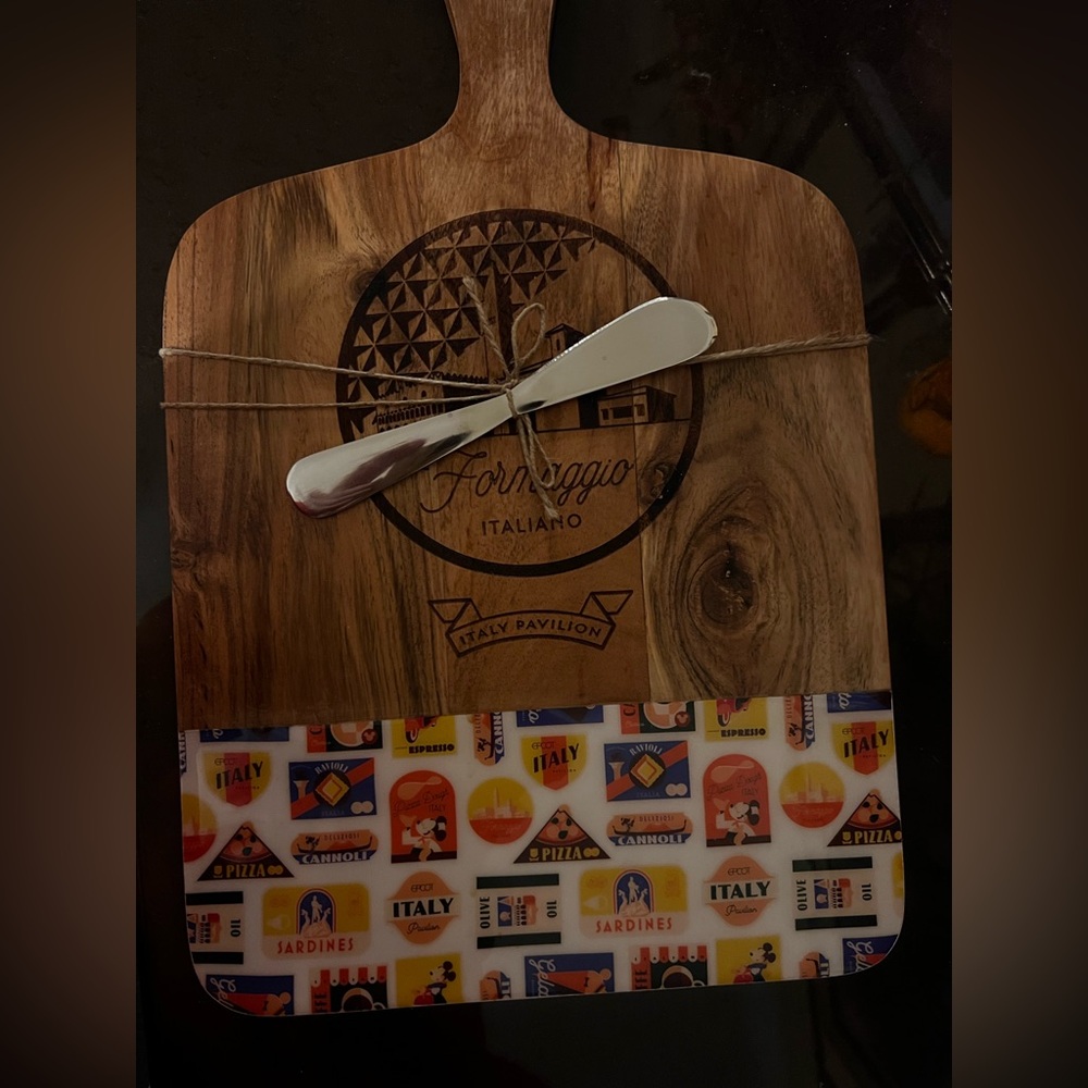 Disney Epcot Italy pavilion cheese cutting board with cheese knife